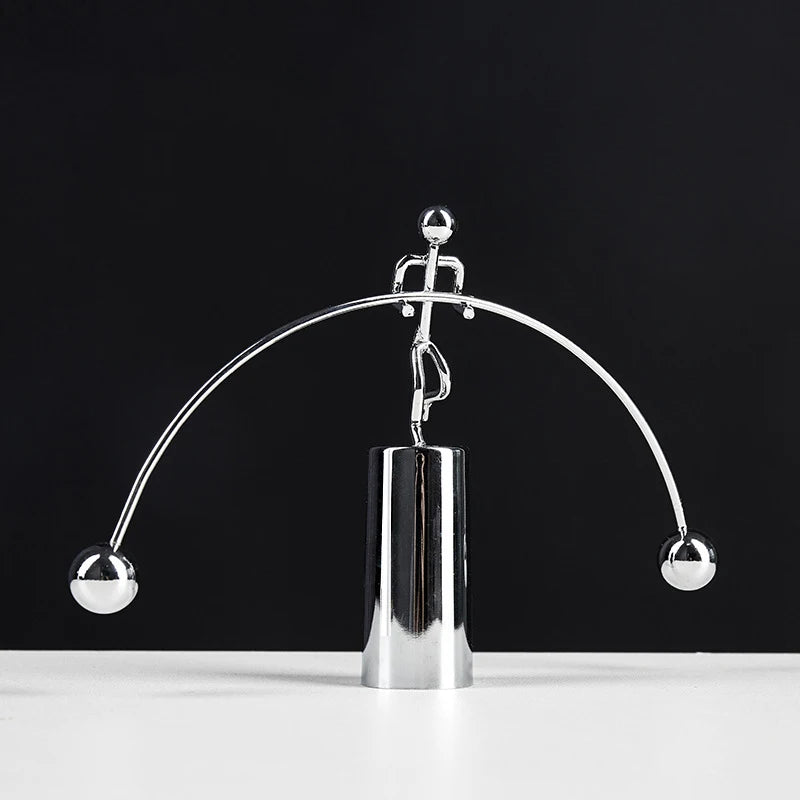 O Equilibrista | Escultura de Equilíbrio em Metal