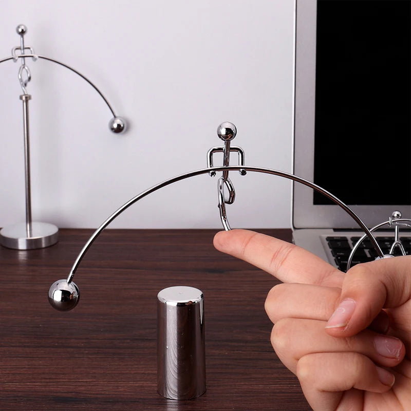 O Equilibrista | Escultura de Equilíbrio em Metal