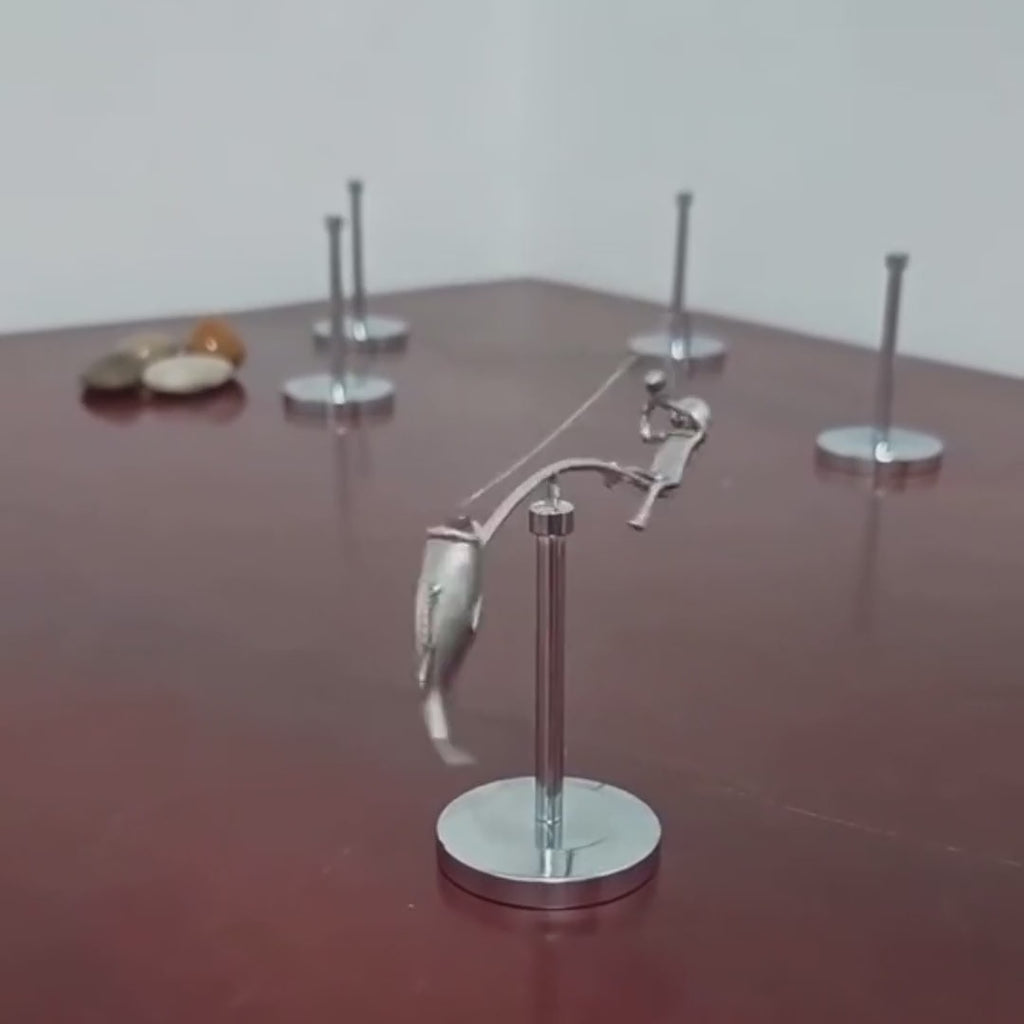 El Pescador | Escultura de equilibrio en acero inoxidable