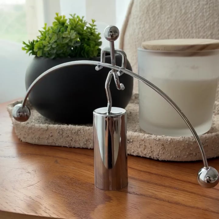 O Equilibrista | Escultura de Equilíbrio em Metal